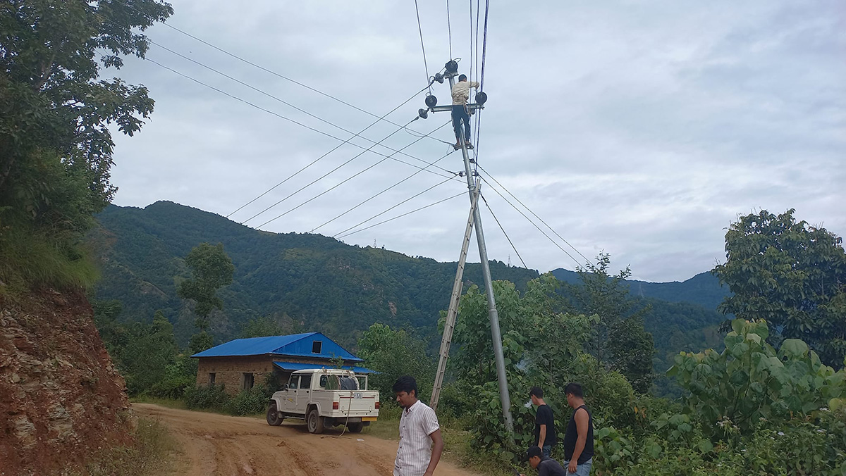 विद्युतको तार तान्दै रामेछापका जनप्रतिनिधि 